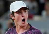 O brasileiro João Fonseca reage após um ponto em partida contra o tcheco Jakub Mensik pelas quartas de final de simples masculina no décimo dia do torneio de tênis de Roland Garros, na quadra Philippe-Chatrier, em Paris (Foto: Thomas Samson / Afp)