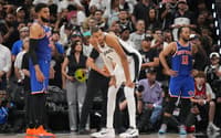 Wembanyama, dos Spurs, ao lado de Karl Anthony-Towns e Jalen Brunson, dos Knicks, no jogo 2 das finais da NBA (Foto: Foto por JESSE D. GARRABRANT / NBAE / GETTY IMAGES)