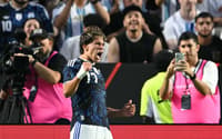 Giuliano Simeone comemorando gol com punhos erguidos