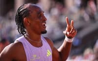 Alison dos Santos, o Piu, celebra mais uma vitória na Diamond League (Foto: Jonathan Nackstrand / AFP)