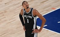 Wembanyama, dos Spurs, olha para o telão do Madison Square Garden no jogo 3 das finais da NBA (Foto: SAUL LOEB / AFP)