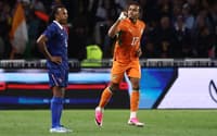 Doué comemora gol marcado pela Costa do Marfim sobre a França, enquanto Koundé lamenta
