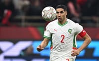 Hakimi em ação por Marrocos contra Camarões, na Copa Africana de Nações
