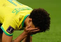 Marquinhos, do PSG, chorando no campo após perder o pênalti contra a Croácia em 2022
