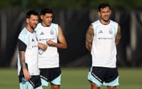Messi (esquerda), Molina (centro) e Paredes (direita) em treino da Argentina