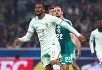 Olise celebra o hat-trick no amistoso entre França e Irlanda do Norte