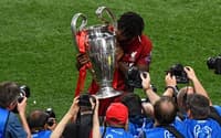 Origi com a taça da Champions (Foto: Reprodução)