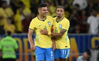 Casemiro e Raphinha se abraçam durante amistoso entre Brasil e Panamá no Maracanã
