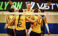 Jogadoras da Seleção Brasileira comemoram ponto no jogo contra a Holanda pela VNL 2026 (Foto: Volleyball World)