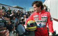 Ayrton Senna posa para fotógrafos em 7 de Março de 1991