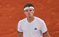 Jakub Mensik em vitória sobre João Fonseca nas quartas de Roland Garros (Foto: Anne-Christine POUJOULAT / AFP)