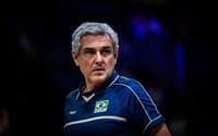 José Roberto Guimarães à beira da quadra pela Seleção Brasileira Feminina de Vôlei na VNL 2025 (Foto: Volleyball World)
