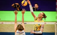 Julia Bergmann ataca em Brasil x Holanda pela VNL 2026 (Foto: Volleyball World)