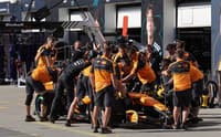 Lando Norris nos boxes do GP do Canadá pela F1 2026 (Foto: Cristobal Herrera-Ulashkevich / POOL / AFP)