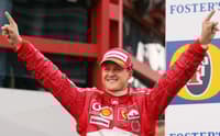 Michael Schumacher comemorando vitória na Fórmula 1 (Foto: Denis Charlet/AFP)