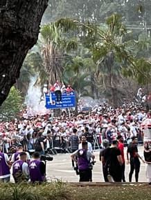 São-paulinos passam vergonha com faixa provocativa ao Corinthians em jogo  festivo