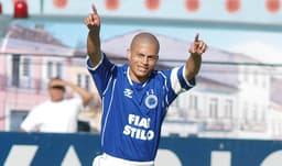Alex comemora seu gol pelo Cruzeiro contra o Bahia em jogo valido pelo Campeonato Brasileiro de 2003 (Foto: Valter Pontes/LANCE!Press)