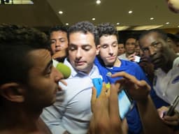 Alexandre Mattos, diretor do Cruzeiro, recebe agradecimentos da torcida (Foto - Thiago Fernandes)