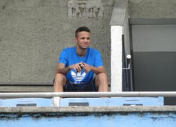 Luan assiste ao treino do Grêmio (Foto: Bruno Junqueira/TXT Assessoria)
