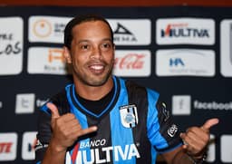 Ronaldinho é apresentado no Gallos Blancos de Querétaro (Foto: Ronaldo Schemidt/ AFP)
