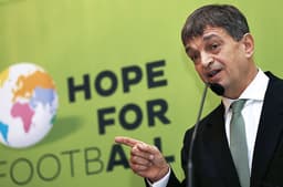 Jérôme Champagne é o quarto pré-candidato na Fifa (Foto: Adrian Dennis/ AFP)