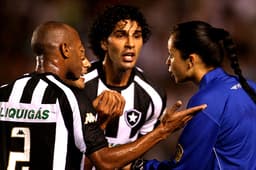 Jogadores do Botafogo reclamam com a auxiliar Ana Paula Oliveira - Botafogo x Figueirense 2007 (Foto: Julio Cesar Guimarães)