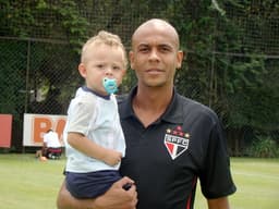 Depois do treino, o zagueiro Alex Silva curtiu seu filho Miguel - (Foto: Divulgação / Site Oficial do São Paulo)