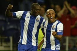O Porto está sobrando no grupo G. Invicto, o time português lidera a chave com 7 pontos ganhos (AFP PHOTO/ MIGUEL RIOPA)