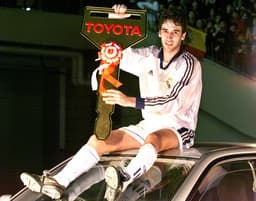 Raúl recebe prêmio de melhor jogador da final do Mundial Interclubes vencida pelo Real Madrid sobre o Vasco em 1998 (AFP PHOTO)