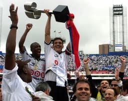 O LANCE! foi fundado em 26 de outubro de 1997. Desde então, o Timão faturou 20 taças. O clube é o maior campeão da Era LANCE! no Brasil. O Inter, com 18 troféus, vem em segundo. Relembre em imagens os 20 títulos do Timão desde o início do L!. Na foto, o título do Brasileirão de 1998