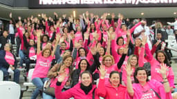 Mulheres da campanha Outubro Rosa na Arena Corinthians