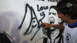 Loco Abreu assina muro do Botafogo (Reprodução)