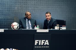 O presidente interino da Fifa, Issa Hayatou, ao lado do secretário-geral interino, Markus Kattner (Foto: Fifa)
