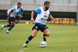 Douglas deve seguir no Grêmio em 2016 (Foto: Lucas Uebel/Grêmio)