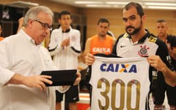 Danilo foi homenageado recentemente por completar 300 jogos pelo Corinthians (Foto: Daniel Augusto Jr)