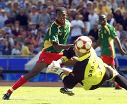 Eto'o marca na decisão dos Jogos Olimpícos de 2000, que teve Camarões como medalha de ouro
