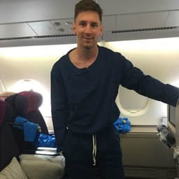 De pijama, Messi embarca para o Japão com o Barcelona (Foto: Reprodução / Instagram)