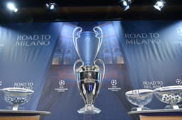 Taça da Champions (Foto: FABRICE COFFRINI / AFP)