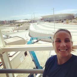 Maria Portela posa em dos complexos do recém inaugurado Parque Olímpico