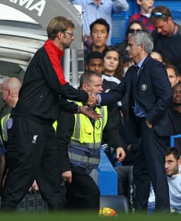 José Mourinho e Klopp - Chelsea x Liverpool (Foto: Justin Tallis / AFP)