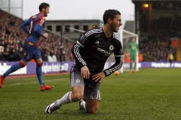 Hazard sai machucado ainda no primeiro tempo (Foto: Adrian Dennis / AFP)