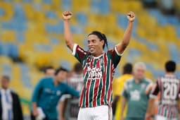 Ronaldinho está sem contrato desde setembro de 2015, quando deixou o Fluminense