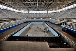 Piscina do Estádio Olímpico de Esportes Aquáticos recebe a manta vinílica do piso (Foto: Miriam Jeske/Brasil2016.gov.br)