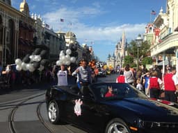 Elias desfila na Parada da Disney