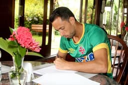 Nenê assina contrato de renovação com o Vasco em Pinheiral (Foto: Paulo Fernandes/Vasco.com.br)