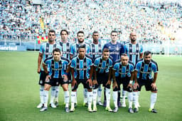 Kadu (em pé, à direita) admitiu o erro no amistoso contra o Danubio (Foto: Lucas Uebel/Grêmio)