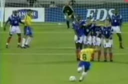 Roberto Carlos marca incrível gol de falta contra França em 1997