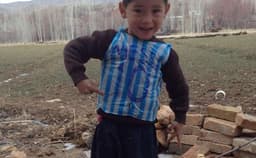 Messi vai encontrar menino afegão fotografado com camisa 10 de plástico