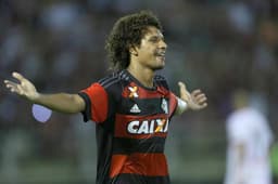 Arão brilha, e Flamengo atropela a Portuguesa no Raulino de Oliveira