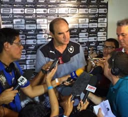 Ricardo Gomes concede entrevista coletiva após vitória (Foto: Reprodução)